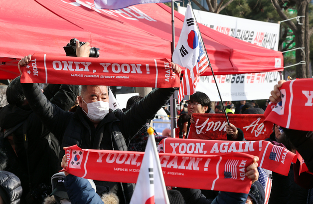 중앙지법 앞에 모인 윤 전 대통령 지지자들