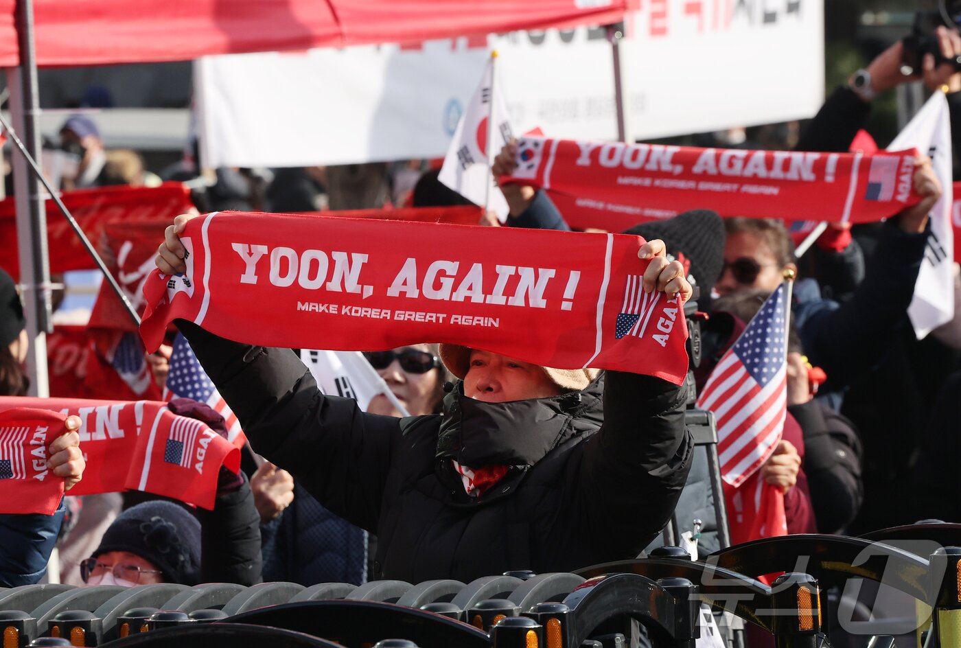 본문 이미지 - 윤석열 전 대통령의 고위공직자범죄수사처(공수처) 체포영장 집행 방해 및 국무위원 심의권 침해 혐의 1심 선고 재판이 열린 16일 오후 서울 서초구 서울중앙지법 앞에서 윤 전 대통령 지지자들이 구호를 외치고 있다. 2026.1.16/뉴스1 ⓒ News1 김진환 기자