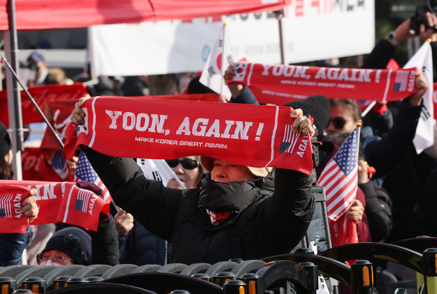 중앙지법 앞에 모인 윤 전 대통령 지지자들