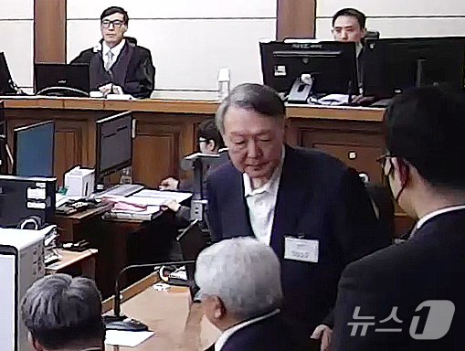 (서울=뉴스1) = 윤석열 전 대통령이 16일 오후 서울 서초구 중앙지방법원에서 체포 방해와 국무위원 심의권 침해 등 혐의 1심 징역 5년을 선고받은 뒤 퇴장하고 있다. (중앙지법 …