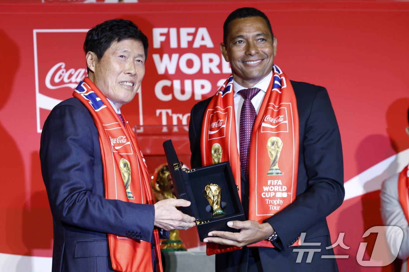 (서울=뉴스1) 박정호 기자 = 16일 오후 서울 용산구 한강대로 CGV 용산아이파크몰 스크린X관에서 열린 FIFA 월드컵 트로피 투어 미디어 간담회에서 FIFA 글로벌 홍보대사이 …