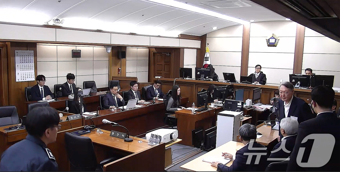 (서울=뉴스1) = 윤석열 전 대통령이 16일 오후 서울 서초구 중앙지방법원에서 체포 방해와 국무위원 심의권 침해 등 혐의 1심 징역 5년을 선고받은 뒤 퇴장하고 있다. (중앙지법 …