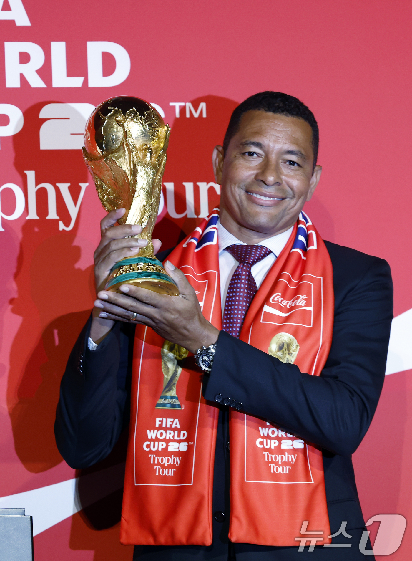 (서울=뉴스1) 박정호 기자 = FIFA 글로벌 홍보대사이자 전 브라질 축구 국가대표 지우베르투 시우바(Gilberto Silva)가 16일 오후 서울시 용산구 한강대로 CGV 용 …