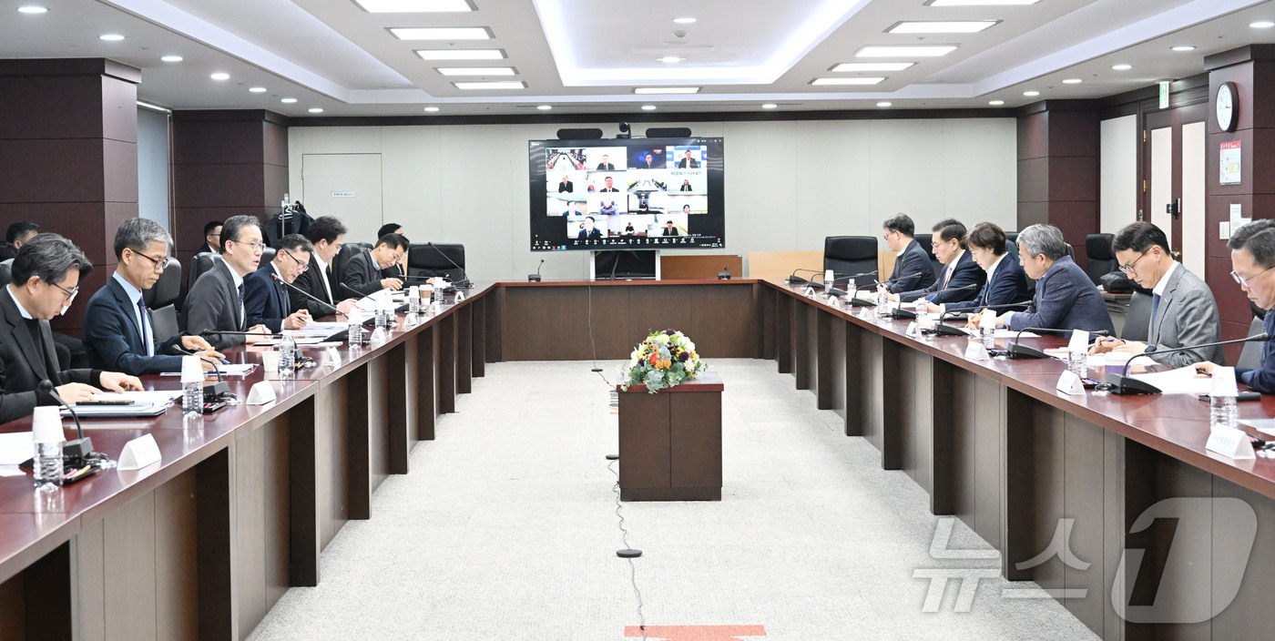 (서울=뉴스1) = 이형일 재정경제부 제1차관이 16일 서울 종로구 한국무역보험공사에서 열린 공공기관 투자집행점검회의에서 모두발언을 하고 있다. (재정경제부 제공. 재판매 및 DB …