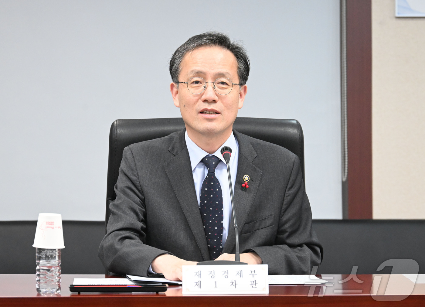 (서울=뉴스1) = 이형일 재정경제부 제1차관이 16일 서울 종로구 한국무역보험공사에서 열린 공공기관 투자집행점검회의를 주재하고 있다. (재정경제부 제공. 재판매 및 DB 금지) …