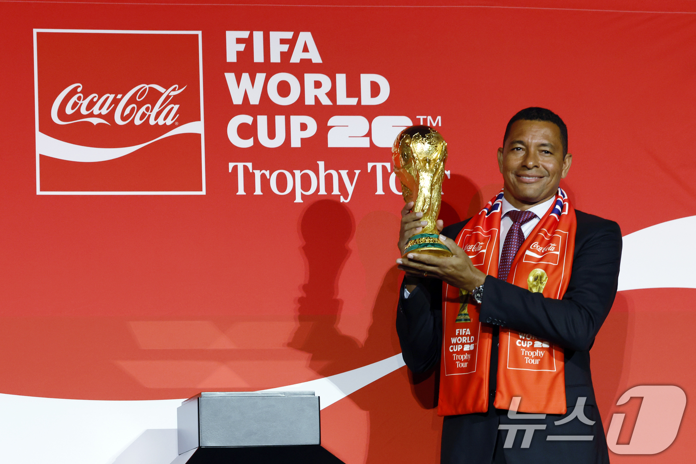 (서울=뉴스1) 박정호 기자 = FIFA 글로벌 홍보대사이자 전 브라질 축구 국가대표 지우베르투 시우바(Gilberto Silva)가 16일 오후 서울 용산구 한강대로 CGV 용산 …