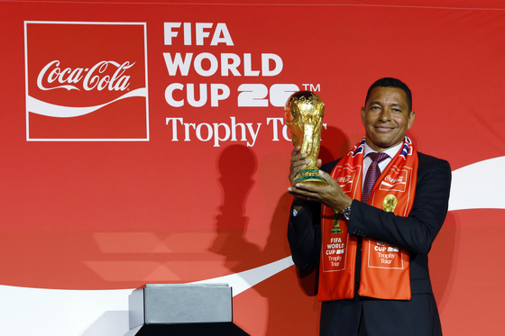 FIFA 월드컵 오리지널 트로피 든 지우베르투 시우바