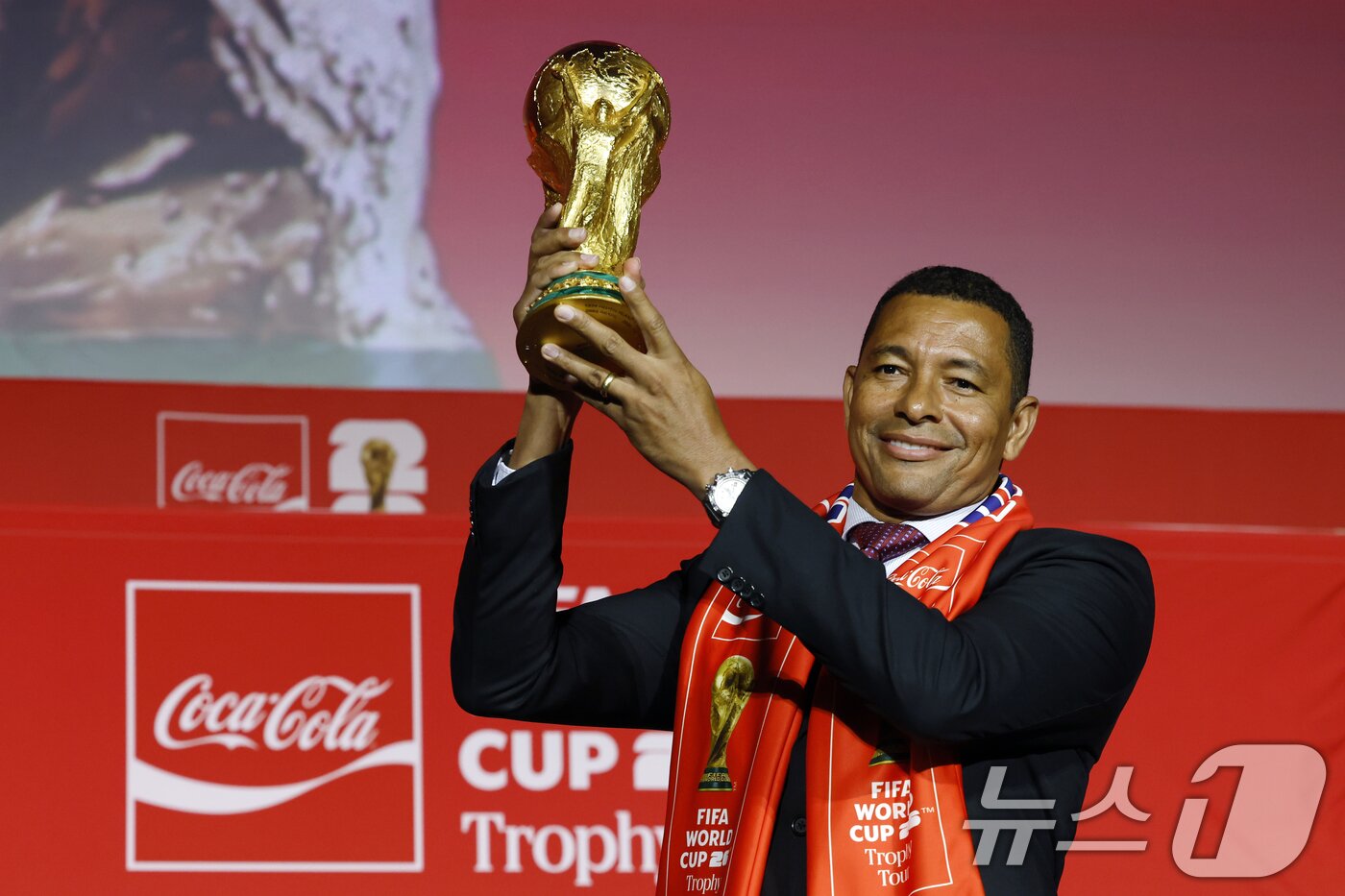 본문 이미지 - FIFA 글로벌 홍보대사이자 전 브라질 축구 국가대표 지우베르투 시우바(Gilberto Silva)가 16일 오후 서울시 용산구 한강대로 CGV 용산아이파크몰 스크린X관에서 열린 FIFA 월드컵 트로피 투어 미디어 간담회에서 FIFA 월드컵 트로피를 들어 보이고 있다. 2026.1.16/뉴스1 ⓒ News1 박정호 기자
