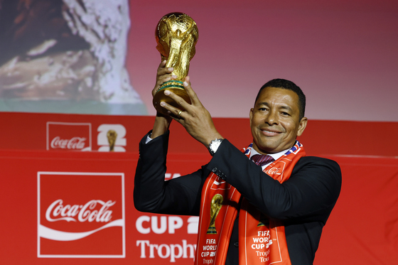 FIFA 월드컵 오리지널 트로피 들어 보이는 지우베르투 시우바