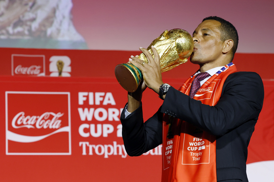 FIFA 월드컵 오리지널 트로피 세리머니 보여주는 지우베르투 시우바