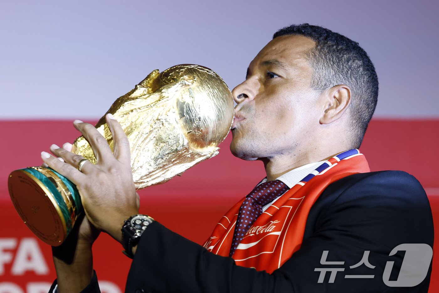 본문 이미지 - FIFA 글로벌 홍보대사이자 전 브라질 축구 국가대표 지우베르투 시우바(Gilberto Silva)가 16일 오후 서울시 용산구 한강대로 CGV 용산아이파크몰 스크린X관에서 열린 FIFA 월드컵 트로피 투어 미디어 간담회에서 FIFA 월드컵 트로피에 입을 맞추고 있다. 2026.1.16/뉴스1 ⓒ News1 박정호 기자