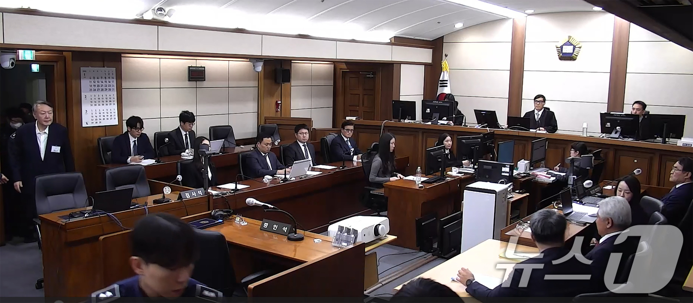 (서울=뉴스1) = 윤석열 전 대통령이 16일 오후 서울 서초구 중앙지방법원에서 체포 방해와 국무위원 심의권 침해 등 혐의 1심 선고 공판에 출석하고 있다. 윤 전 대통령은 이날 …