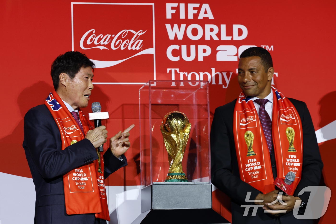 (서울=뉴스1) 박정호 기자 = 한국 축구 레전드 차범근 전 감독이 16일 오후 서울시 용산구 한강대로 CGV 용산아이파크몰 스크린X관에서 열린 FIFA 월드컵 트로피 투어 미디어 …