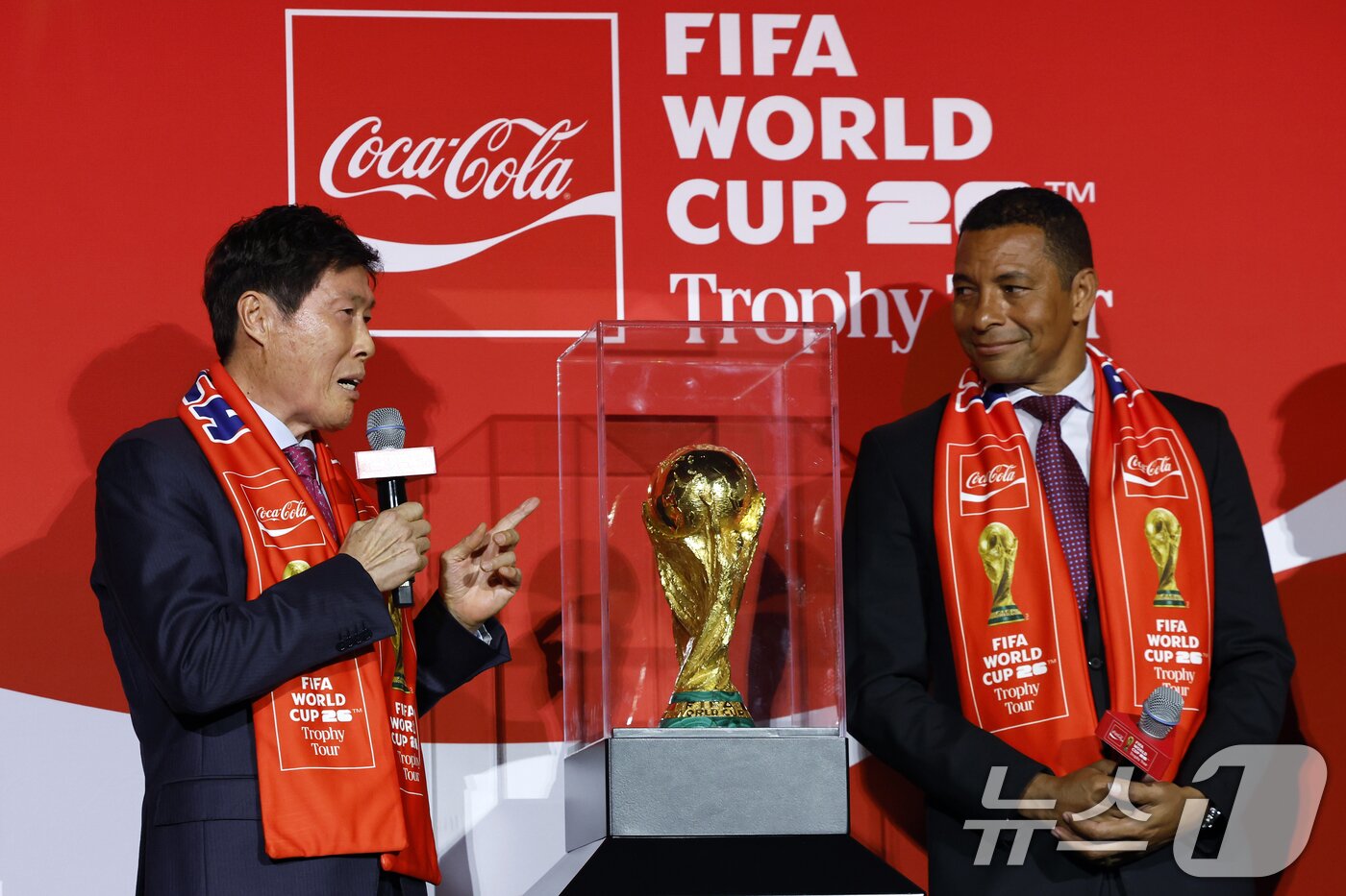 본문 이미지 - 한국 축구 레전드 차범근 전 감독이 16일 오후 서울시 용산구 한강대로 CGV 용산아이파크몰 스크린X관에서 열린 FIFA 월드컵 트로피 투어 미디어 간담회에서 월드컵 트로피에 대한 감정을 솔직하게 밝히고 있다. 2026.1.16/뉴스1 ⓒ News1 박정호 기자