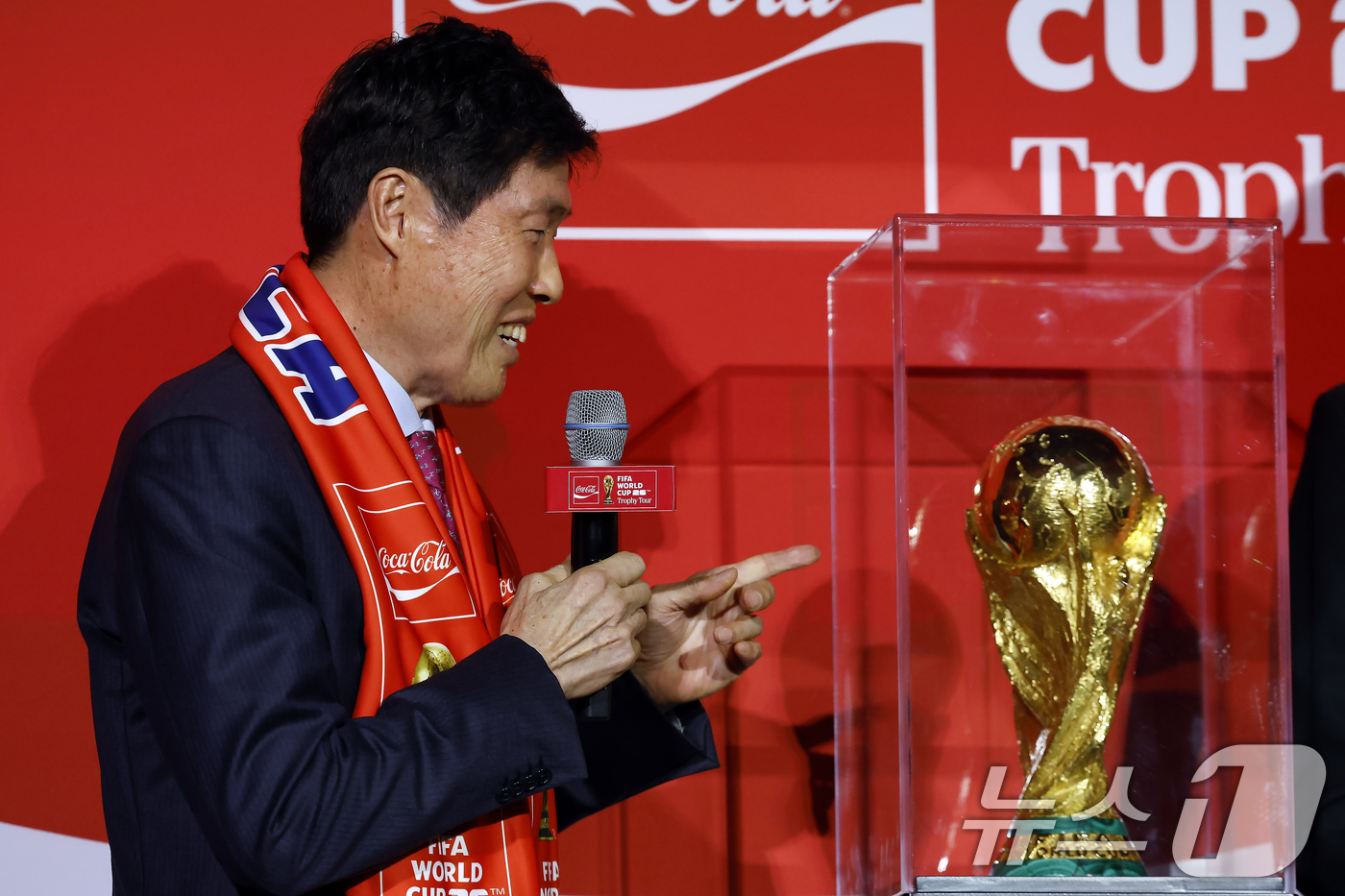 (서울=뉴스1) 박정호 기자 = 한국 축구 레전드 차범근 전 감독이 16일 오후 서울시 용산구 한강대로 CGV 용산아이파크몰 스크린X관에서 열린 FIFA 월드컵 트로피 투어 미디어 …