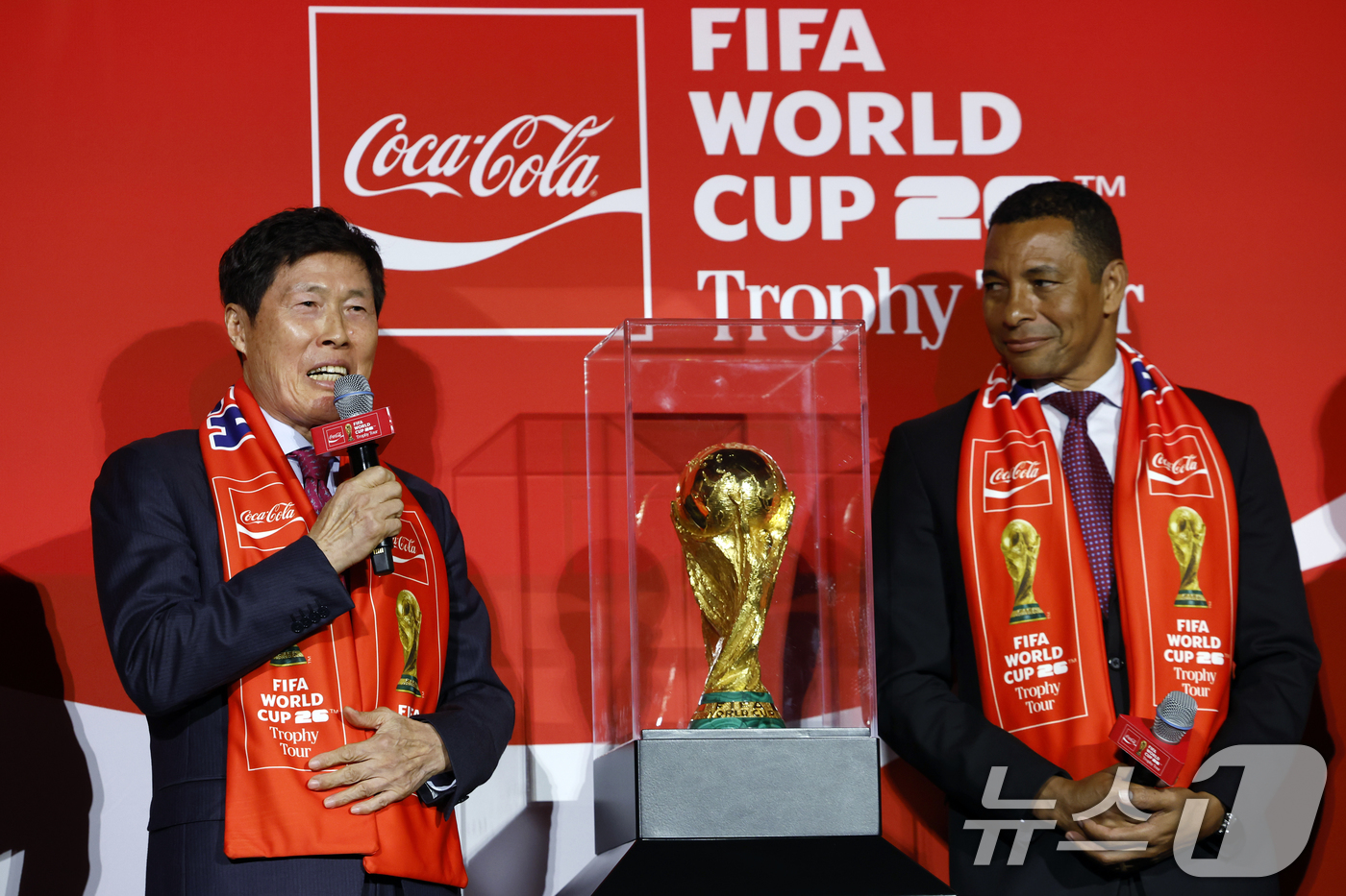 (서울=뉴스1) 박정호 기자 = 한국 축구 레전드 차범근 전 감독이 16일 오후 서울시 용산구 한강대로 CGV 용산아이파크몰 스크린X관에서 열린 FIFA 월드컵 트로피 투어 미디어 …