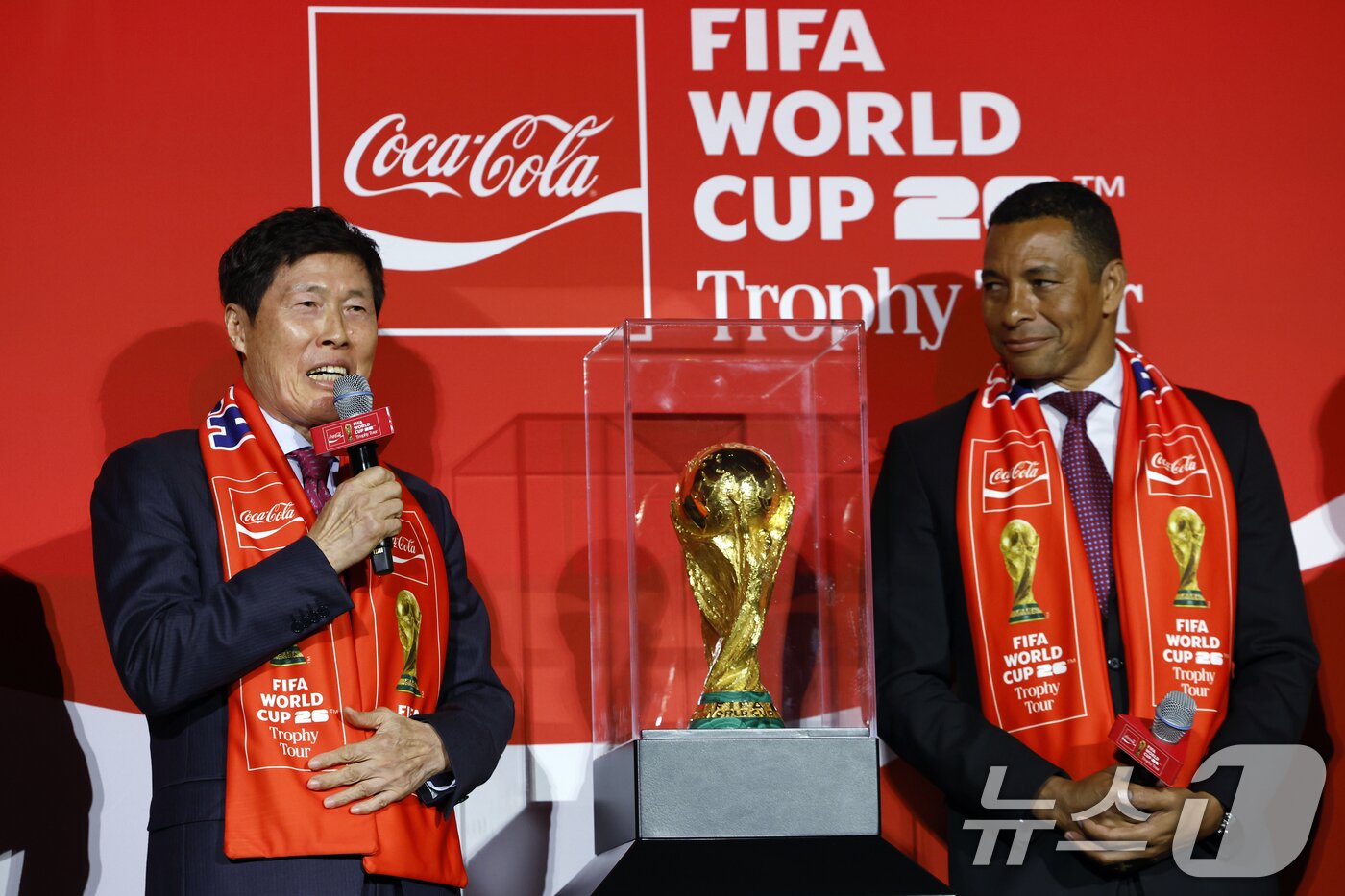본문 이미지 - 한국 축구 레전드 차범근 전 감독이 16일 오후 서울시 용산구 한강대로 CGV 용산아이파크몰 스크린X관에서 열린 FIFA 월드컵 트로피 투어 미디어 간담회에서 월드컵 트로피에 대한 감정을 솔직하게 밝히고 있다. 2026.1.16/뉴스1 ⓒ News1 박정호 기자
