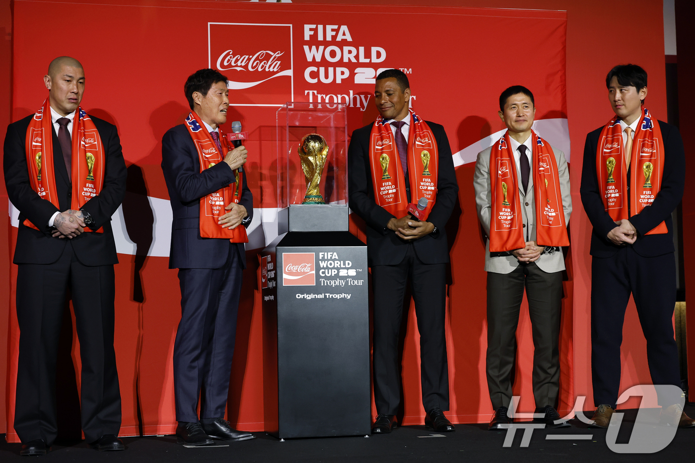 (서울=뉴스1) 박정호 기자 = 한국 축구 레전드 차범근 전 감독(왼쪽 두 번째)이 16일 오후 서울시 용산구 한강대로 CGV 용산아이파크몰 스크린X관에서 열린 FIFA 월드컵 트 …