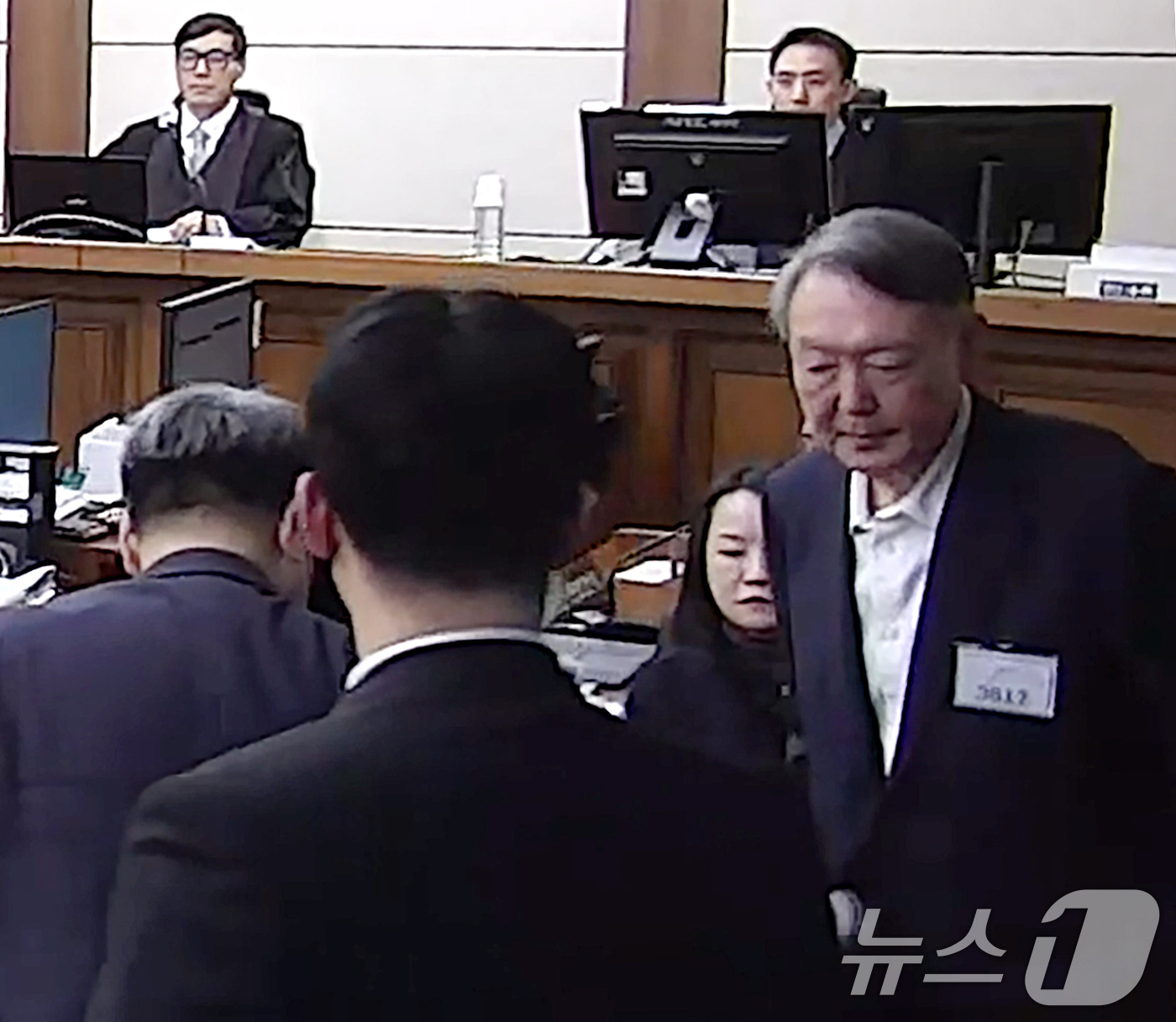 (서울=뉴스1) = 윤석열 전 대통령이 16일 오후 서울 서초구 중앙지방법원에서 체포 방해와 국무위원 심의권 침해 등 혐의 1심 징역 5년을 선고받은 뒤 퇴장하고 있다. (중앙지법 …