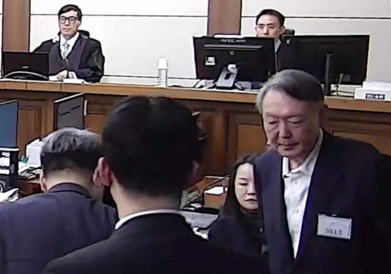 [뉴스1 PICK]윤석열 '체포방해' 1심 징역 5년…굳은 표정으로 퇴장