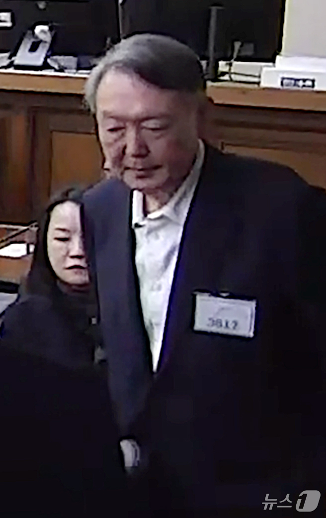 (서울=뉴스1) = 윤석열 전 대통령이 16일 오후 서울 서초구 중앙지방법원에서 체포 방해와 국무위원 심의권 침해 등 혐의 1심 징역 5년을 선고받은 뒤 퇴장하고 있다. (중앙지법 …