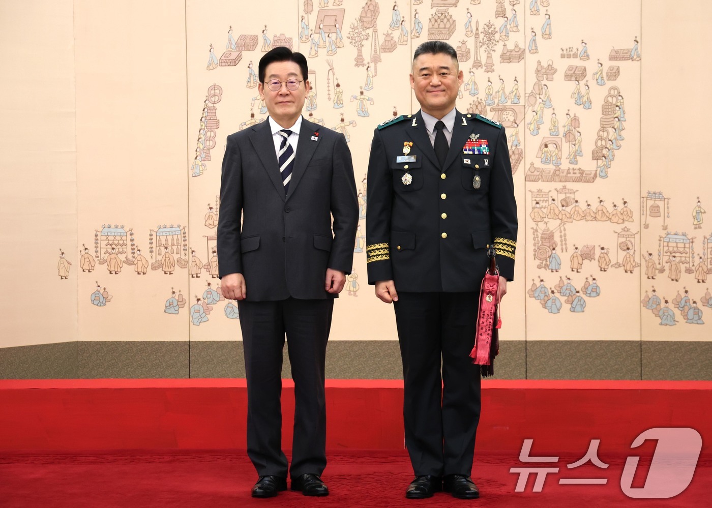 (서울=뉴스1) 허경 기자 = 이재명 대통령이 16일 청와대 본관에서 열린 3성 장군 진급·보직 신고 및 수치 수여식에서 한기성 제1군단장과 기념촬영을 하고 있다. 2026.1.1 …