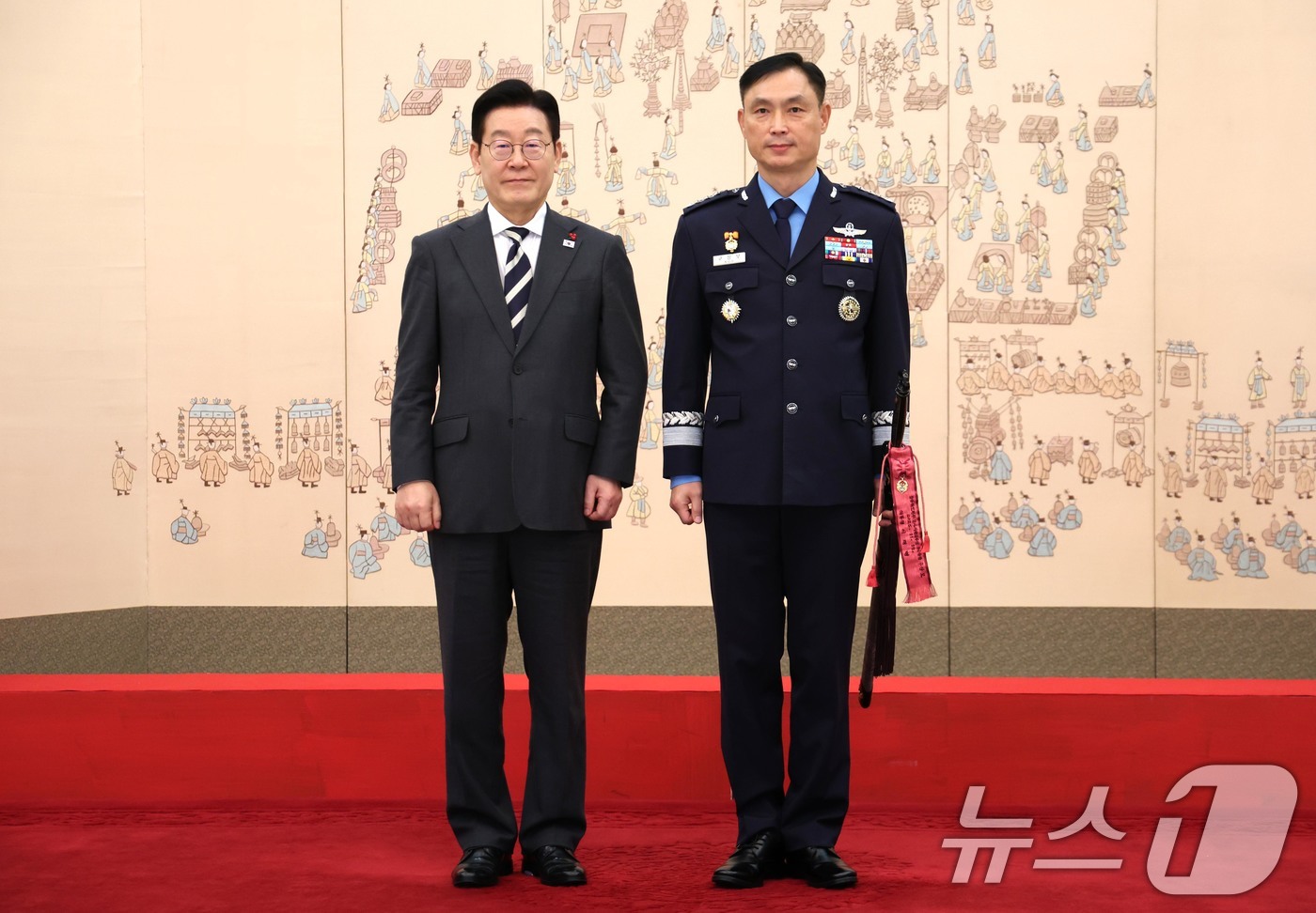 (서울=뉴스1) 허경 기자 = 이재명 대통령이 16일 청와대 본관에서 열린 3성 장군 진급·보직 신고 및 수치 수여식에서 구상모 합참군사지원본부장과 기념촬영을 하고 있다. 2026 …