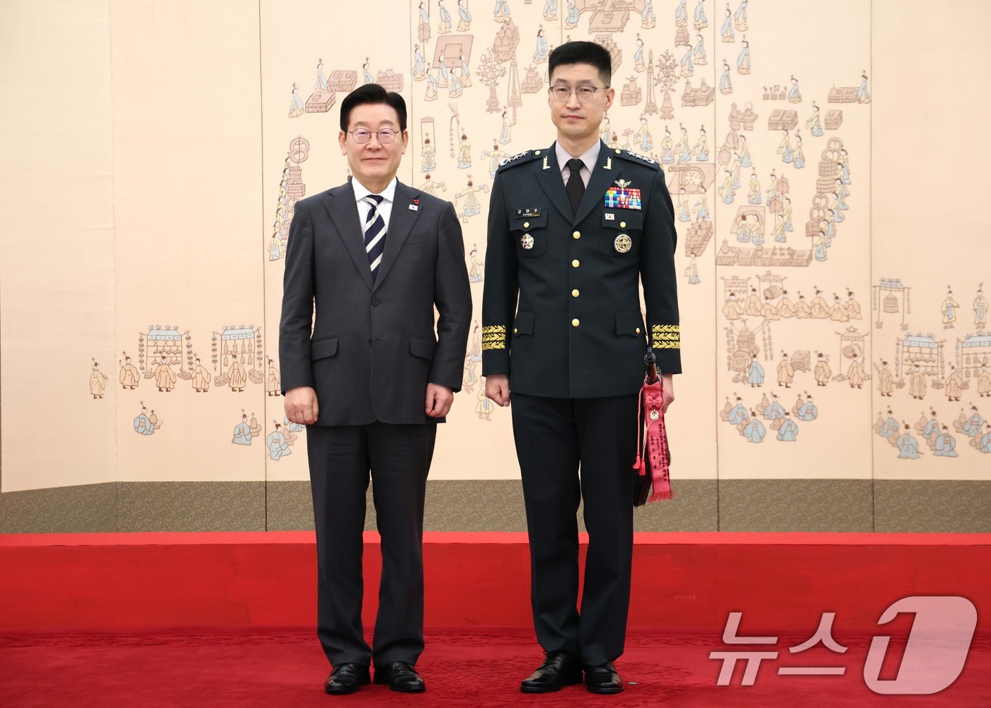 (서울=뉴스1) 허경 기자 = 이재명 대통령이 16일 청와대 본관에서 열린 3성 장군 진급·보직 신고 및 수치 수여식에서 강현우 합참작전본부장과 기념촬영을 하고 있다. 2026.1 …