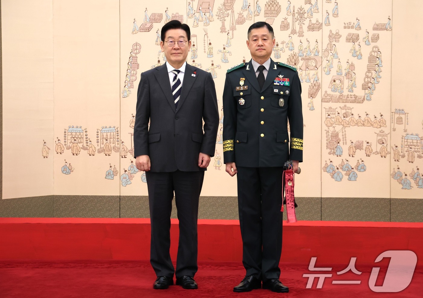 (서울=뉴스1) 허경 기자 = 이재명 대통령이 16일 청와대 본관에서 열린 3성 장군 진급·보직 신고 및 수치 수여식에서 이일용 제5군단장과 기념촬영을 하고 있다. 2026.1.1 …