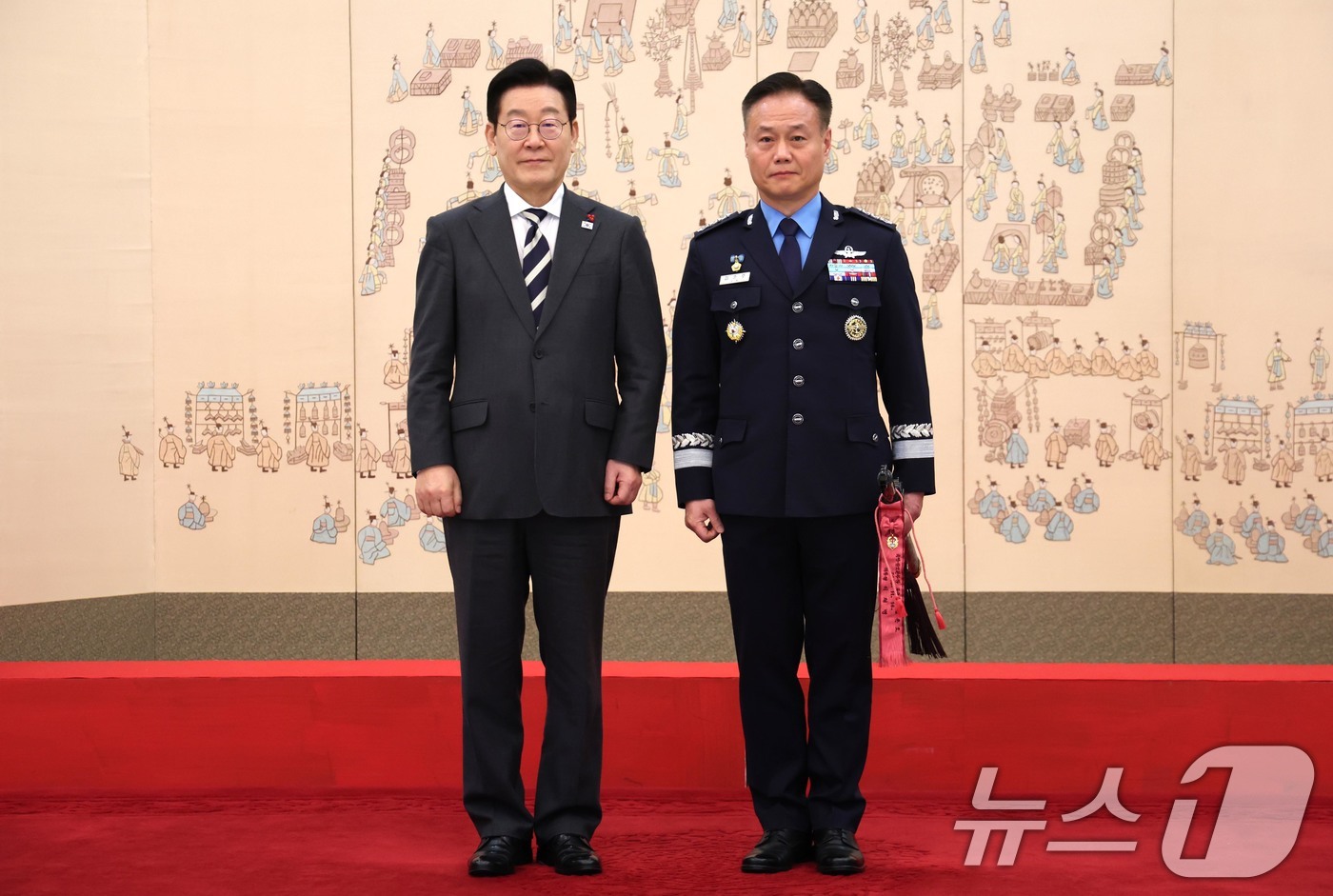 (서울=뉴스1) 허경 기자 = 이재명 대통령이 16일 청와대 본관에서 열린 3성 장군 진급·보직 신고 및 수치 수여식에서 김준호 국방정보본부장과 기념촬영을 하고 있다. 2026.1 …