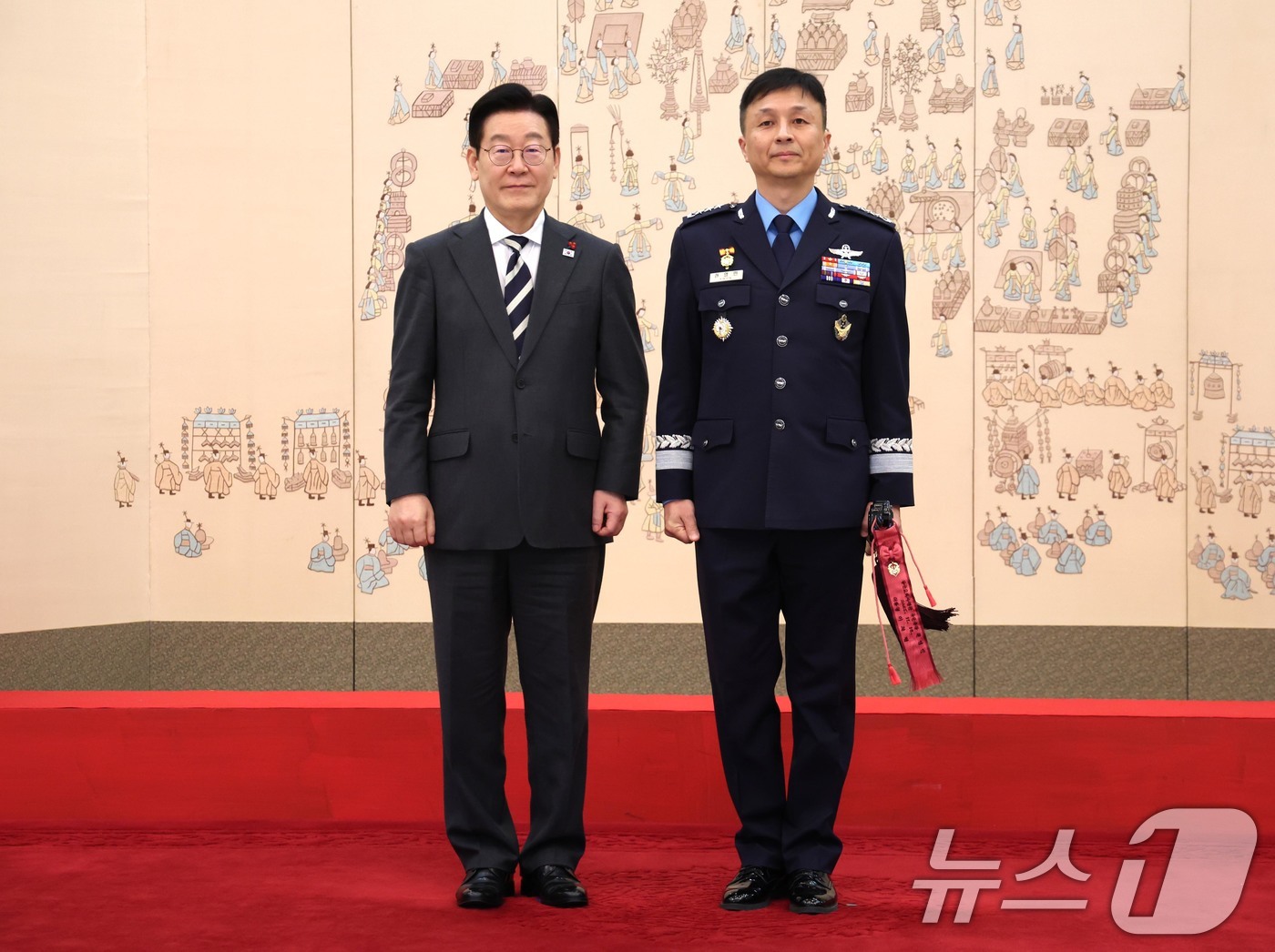 (서울=뉴스1) 허경 기자 = 이재명 대통령이 16일 청와대 본관에서 열린 3성 장군 진급·보직 신고 및 수치 수여식에서 권영민 공군교육사령관과 기념촬영을 하고 있다. 2026.1 …