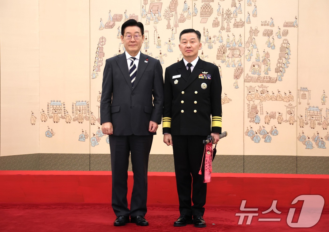 (서울=뉴스1) 허경 기자 = 이재명 대통령이 16일 청와대 본관에서 열린 3성 장군 진급·보직 신고 및 수치 수여식에서 강동구 합참전략기획본부장과 기념촬영을 하고 있다. 2026 …