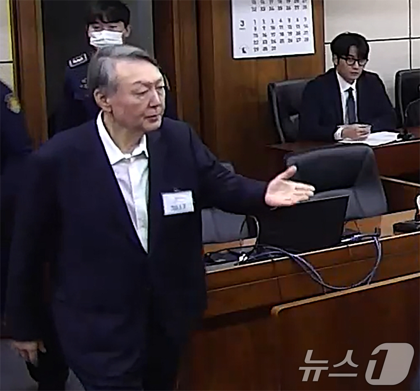 (서울=뉴스1) = 윤석열 전 대통령이 16일 오후 서울 서초구 중앙지방법원에서 체포 방해와 국무위원 심의권 침해 등 혐의 1심 선고 공판에 출석하고 있다. 윤 전 대통령은 이날 …