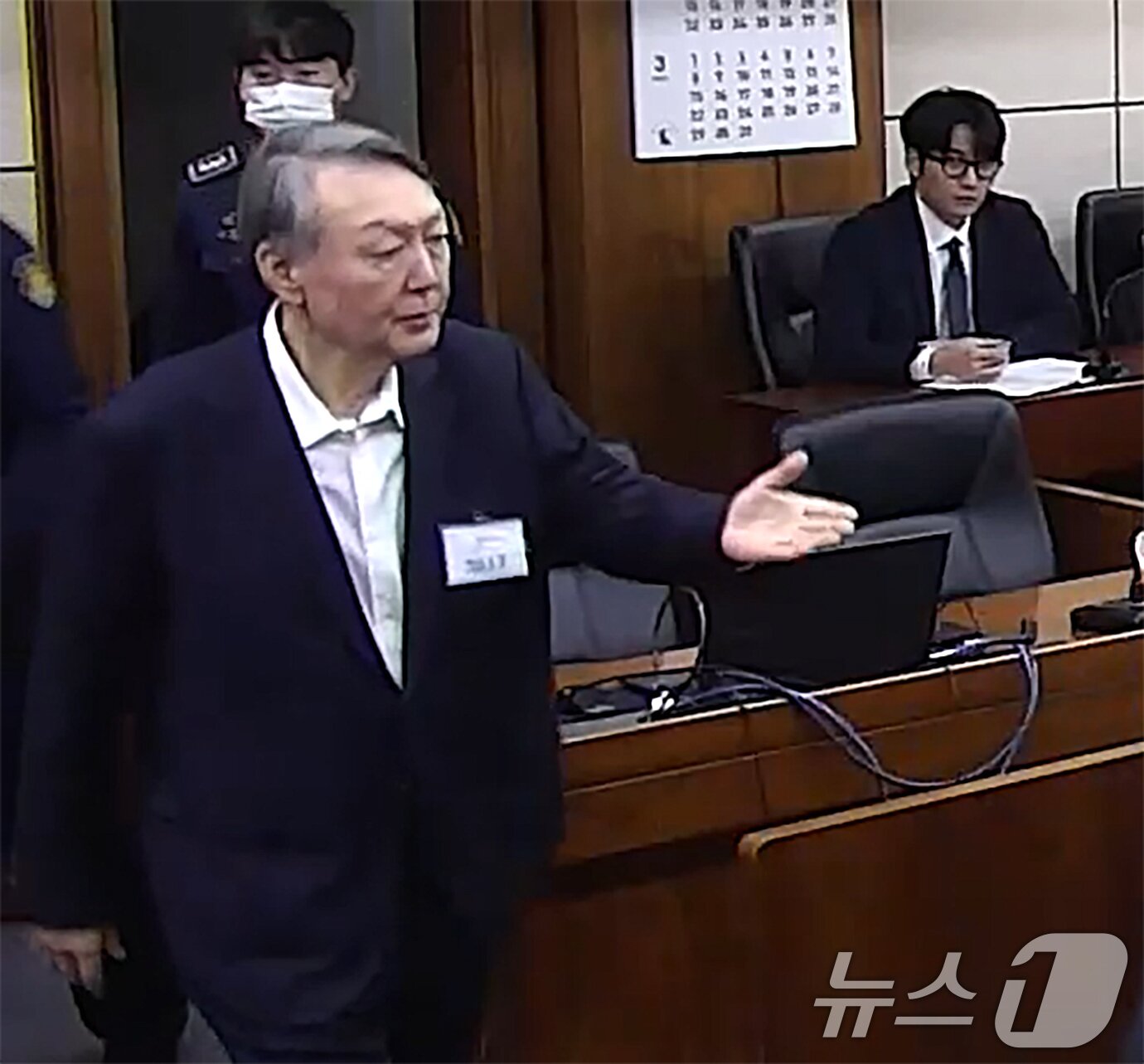 본문 이미지 - 윤석열 전 대통령이 16일 오후 서울 서초구 중앙지방법원에서 체포 방해와 국무위원 심의권 침해 등 혐의 1심 선고 공판에 출석하고 있다. 윤 전 대통령은 이날 징역 5년을 선고받았다. (중앙지법 제공. 재판매 및 DB 금지) 2026.1.16/뉴스1