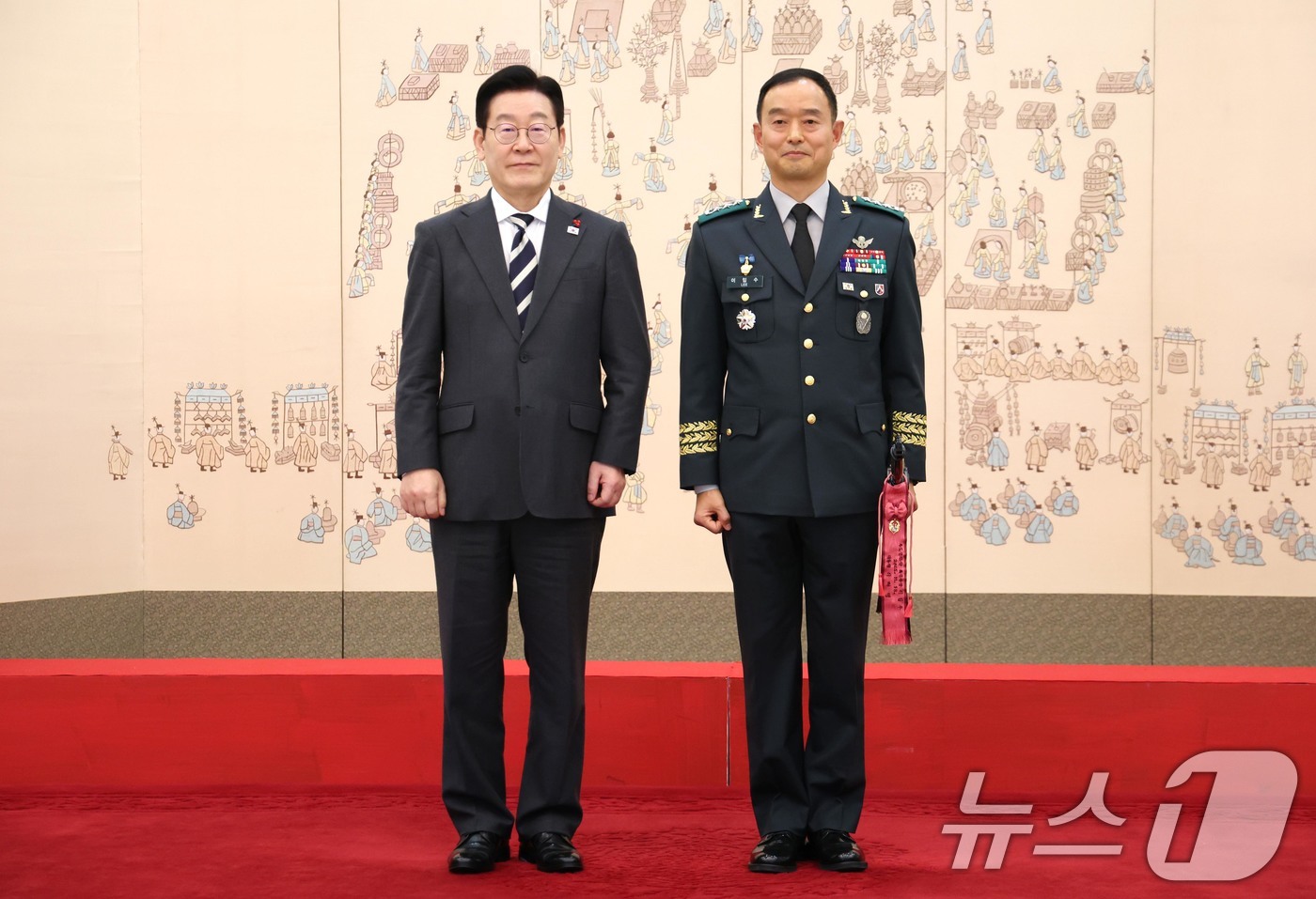 (서울=뉴스1) 허경 기자 = 이재명 대통령이 16일 청와대 본관에서 열린 3성 장군 진급·보직 신고 및 수치 수여식에서 이임수 수도군단장과 기념촬영을 하고 있다. 2026.1.1 …