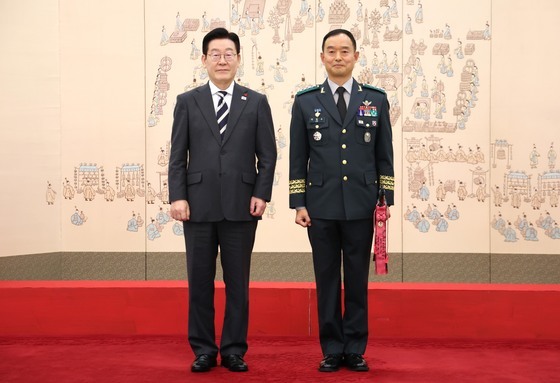 이재명 대통령, 이임수 수도군단장 삼정검 수치 수여