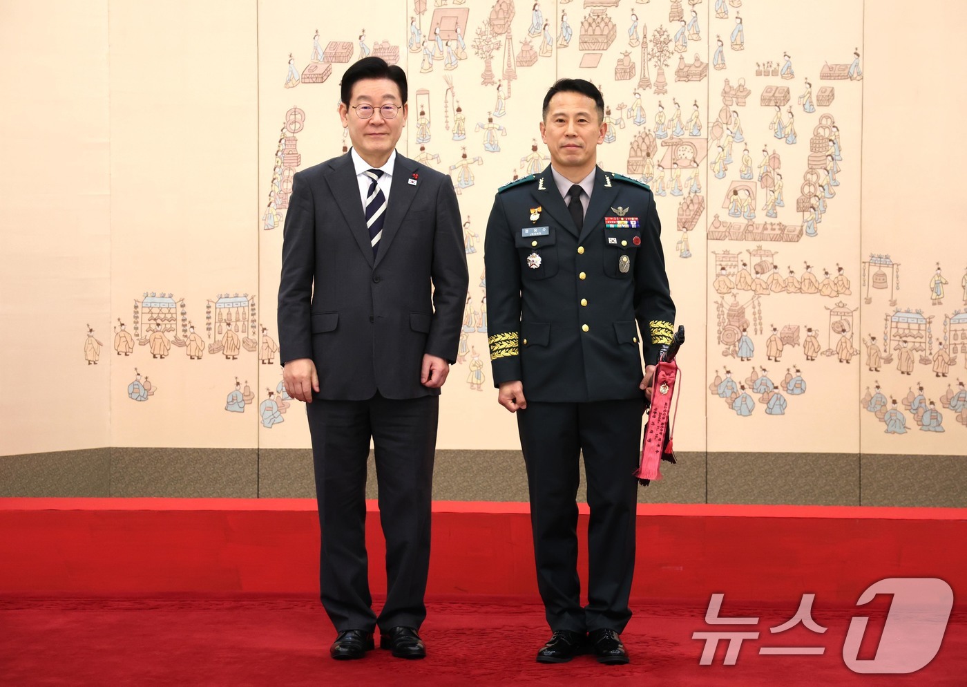 (서울=뉴스1) 허경 기자 = 이재명 대통령이 16일 청와대 본관에서 열린 3성 장군 진급·보직 신고 및 수치 수여식에서 정유수 제2군단장과 기념촬영을 하고 있다. 2026.1.1 …