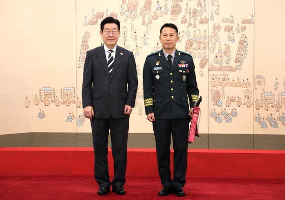 이재명 대통령, 정유수 제2군단장 삼정검 수치 수여