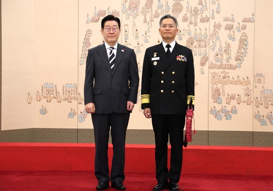이재명 대통령, 곽광섭 해군참모차장 삼정검 수치 수여