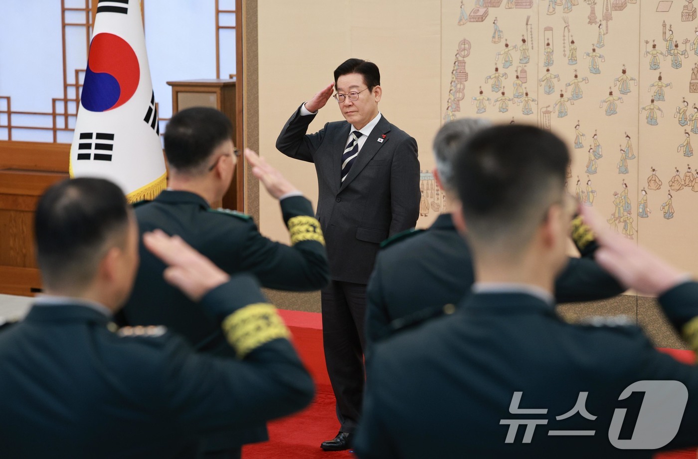 (서울=뉴스1) 허경 기자 = 이재명 대통령이 16일 청와대 본관에서 열린 3성 장군 진급·보직 신고 및 수치 수여식에서 거수경례하고 있다. 2026.1.16/뉴스1