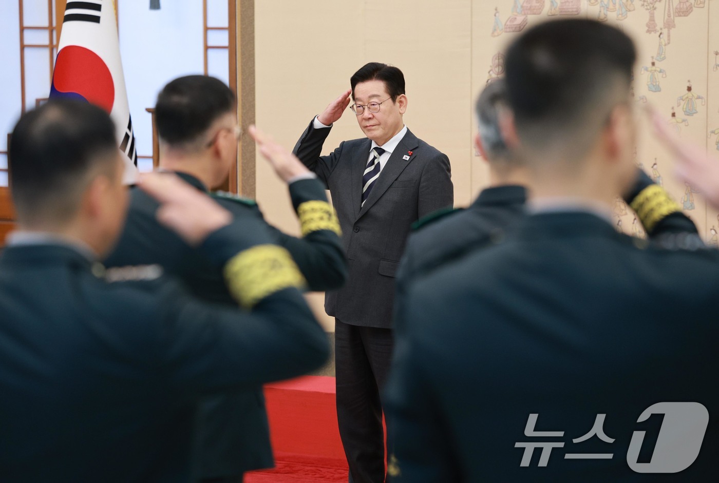 (서울=뉴스1) 허경 기자 = 이재명 대통령이 16일 청와대 본관에서 열린 3성 장군 진급·보직 신고 및 수치 수여식에서 거수경례하고 있다. 2026.1.16/뉴스1
