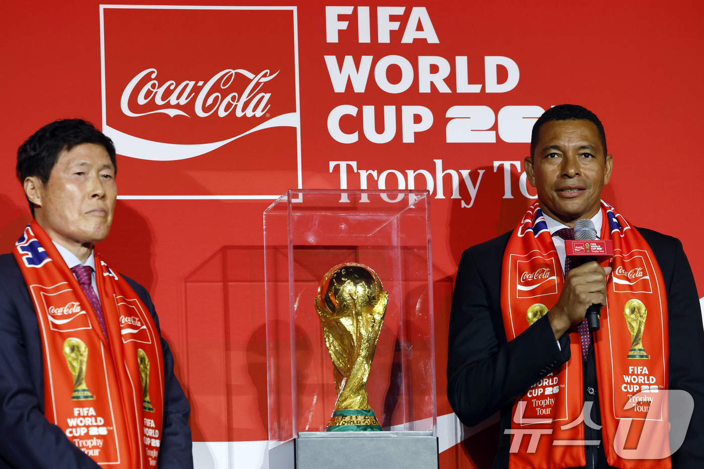 (서울=뉴스1) 박정호 기자 = FIFA 글로벌 홍보대사이자 전 브라질 축구 국가대표 지우베르투 시우바(Gilberto Silva)가 16일 오후 서울시 용산구 한강대로 CGV 용 …