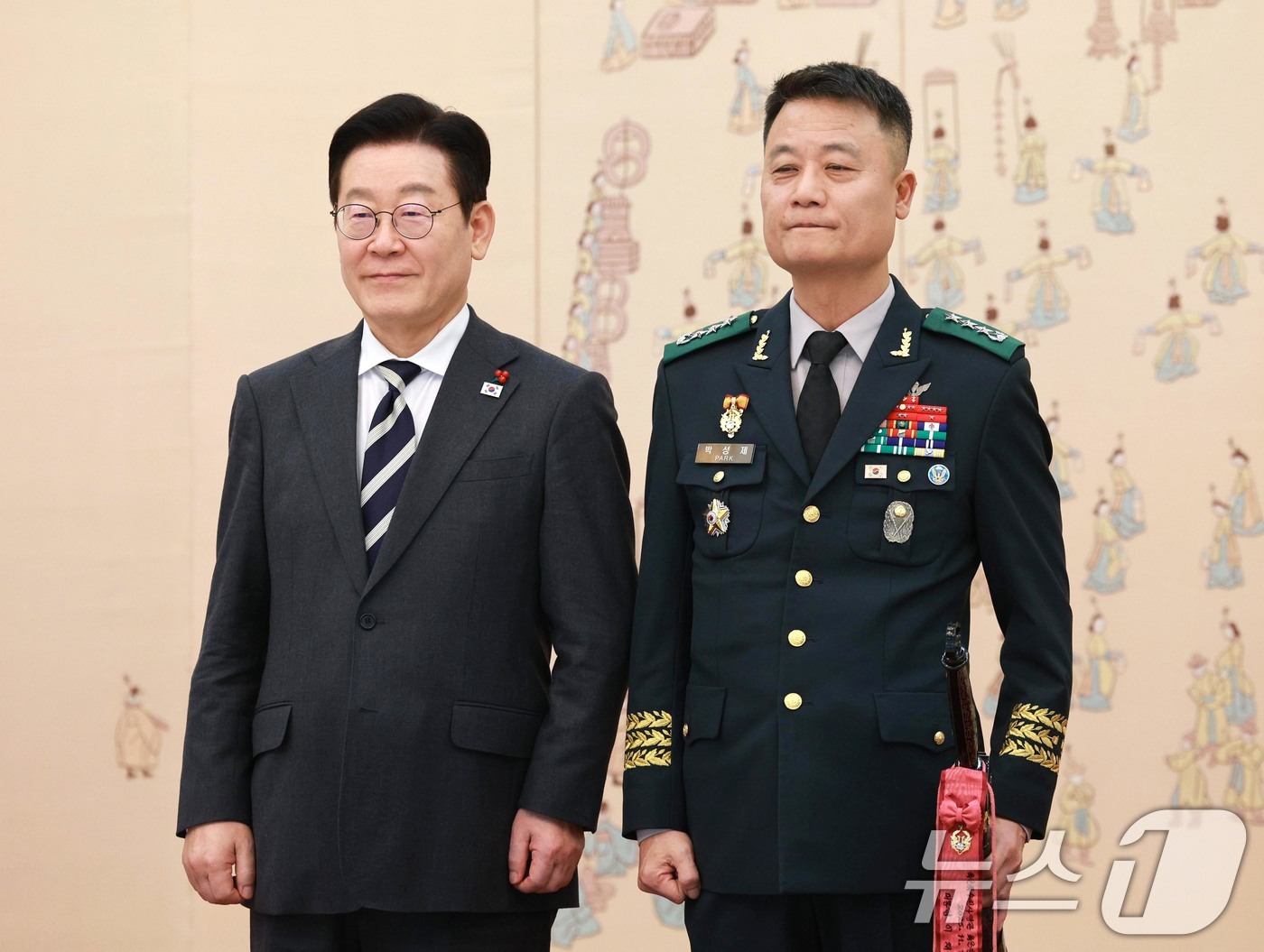 (서울=뉴스1) 허경 기자 = 이재명 대통령이 16일 청와대 본관에서 열린 3성 장군 진급·보직 신고 및 수치 수여식에서 박성제 특수전사령관과 기념촬영을 하고 있다. 2026.1. …