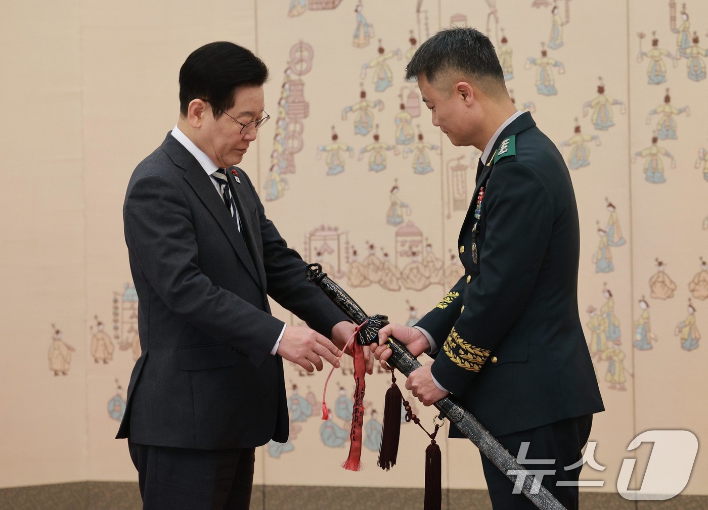 (서울=뉴스1) 허경 기자 = 이재명 대통령이16일 청와대 본관에서 열린 3성 장군 진급·보직 신고 및 수치 수여식에서 박성제 특수전사령관의 삼정검에 수치를 달아주고 있다. 202 …