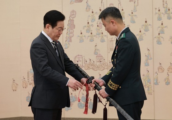 이재명 대통령, 박성제 특수전사령관 삼정검 수치 수여