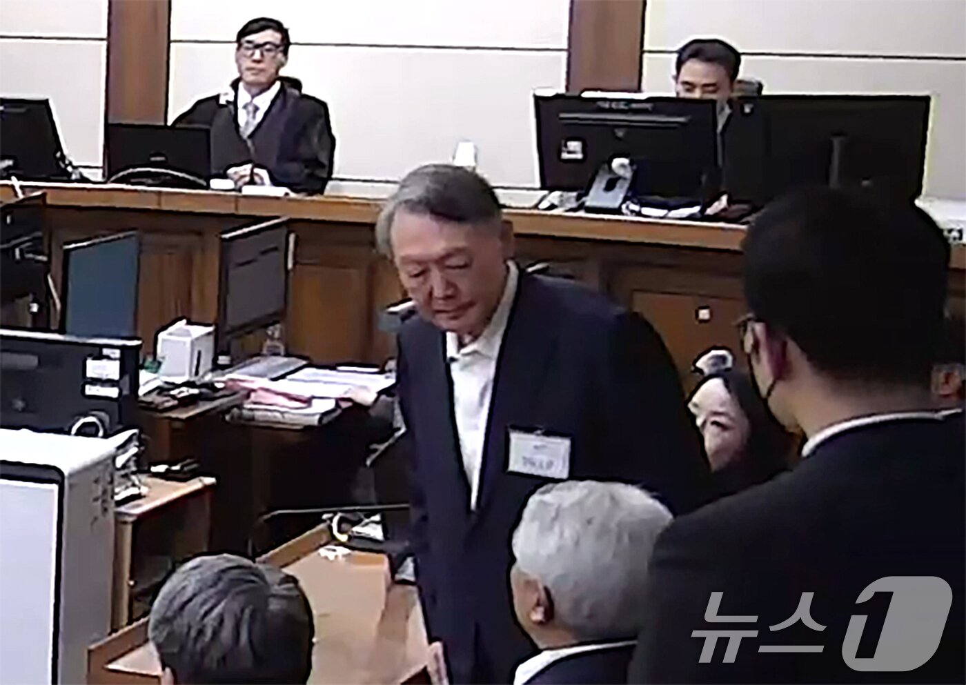 본문 이미지 - 윤석열 전 대통령이 16일 오후 서울 서초구 중앙지방법원에서 체포 방해와 국무위원 심의권 침해 등 혐의 1심 징역 5년을 선고받은 뒤 퇴장하고 있다. (중앙지법 제공. 재판매 및 DB 금지) 2026.1.16/뉴스1