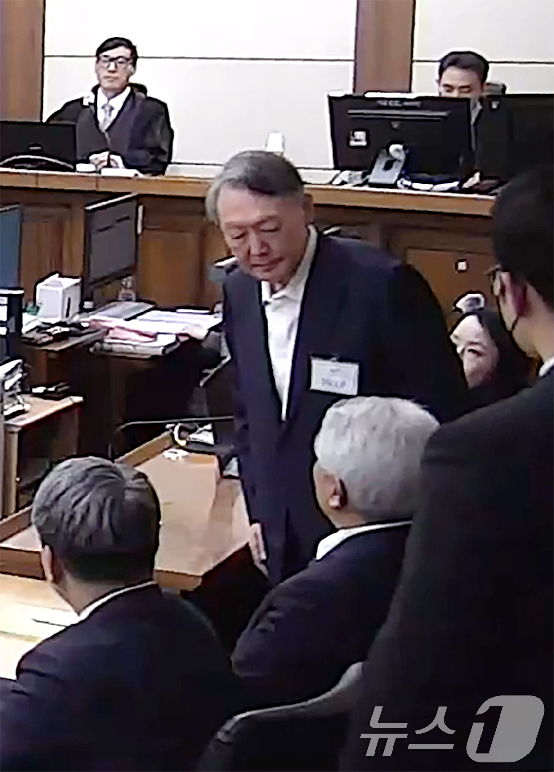 (서울=뉴스1) = 윤석열 전 대통령이 16일 오후 서울 서초구 중앙지방법원에서 체포 방해와 국무위원 심의권 침해 등 혐의 1심 징역 5년을 선고받은 뒤 퇴장하고 있다. (중앙지법 …