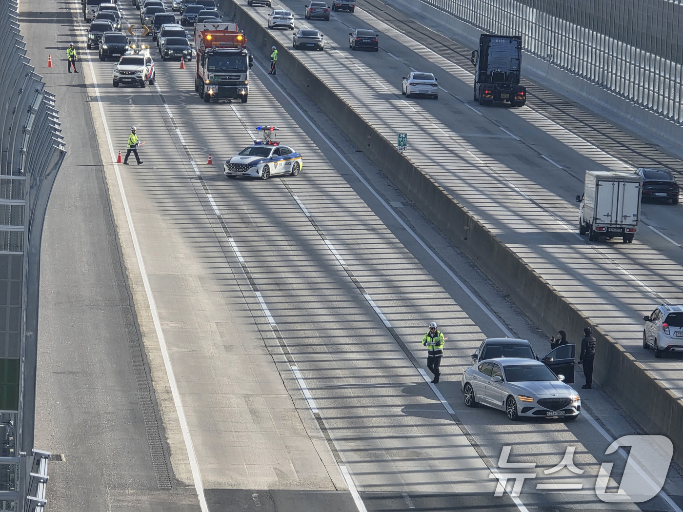 (양산=뉴스1) 윤일지 기자 = 부산경찰청 고속도로순찰대가 16일 경남 양산시 동면 경부고속도로 양산휴게소 인근에서 유관기관과 합동으로 2차 교통사고 예방을 위해 실제 교통사고 상 …
