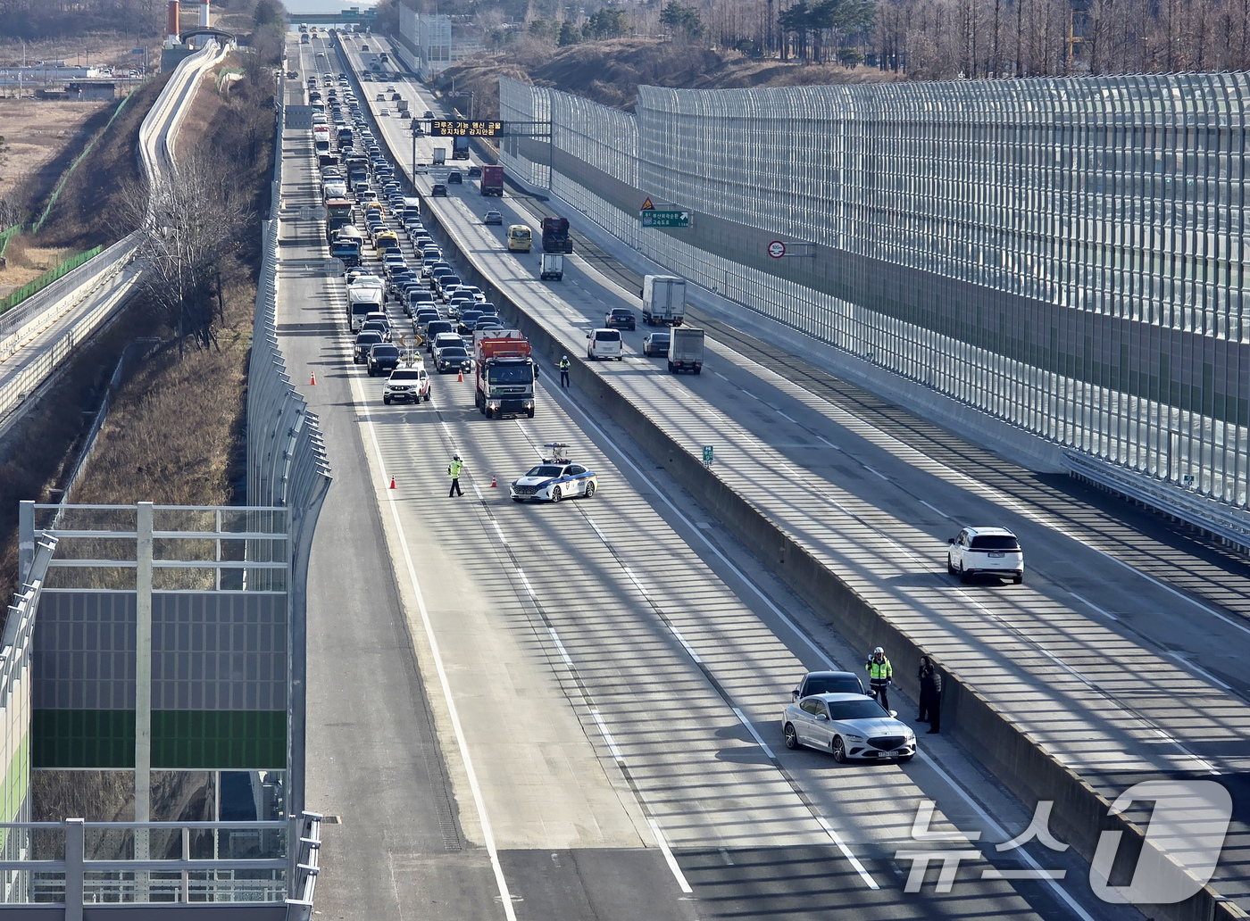 (양산=뉴스1) 윤일지 기자 = 부산경찰청 고속도로순찰대가 16일 경남 양산시 동면 경부고속도로 양산휴게소 인근에서 유관기관과 합동으로 2차 교통사고 예방을 위해 실제 교통사고 상 …