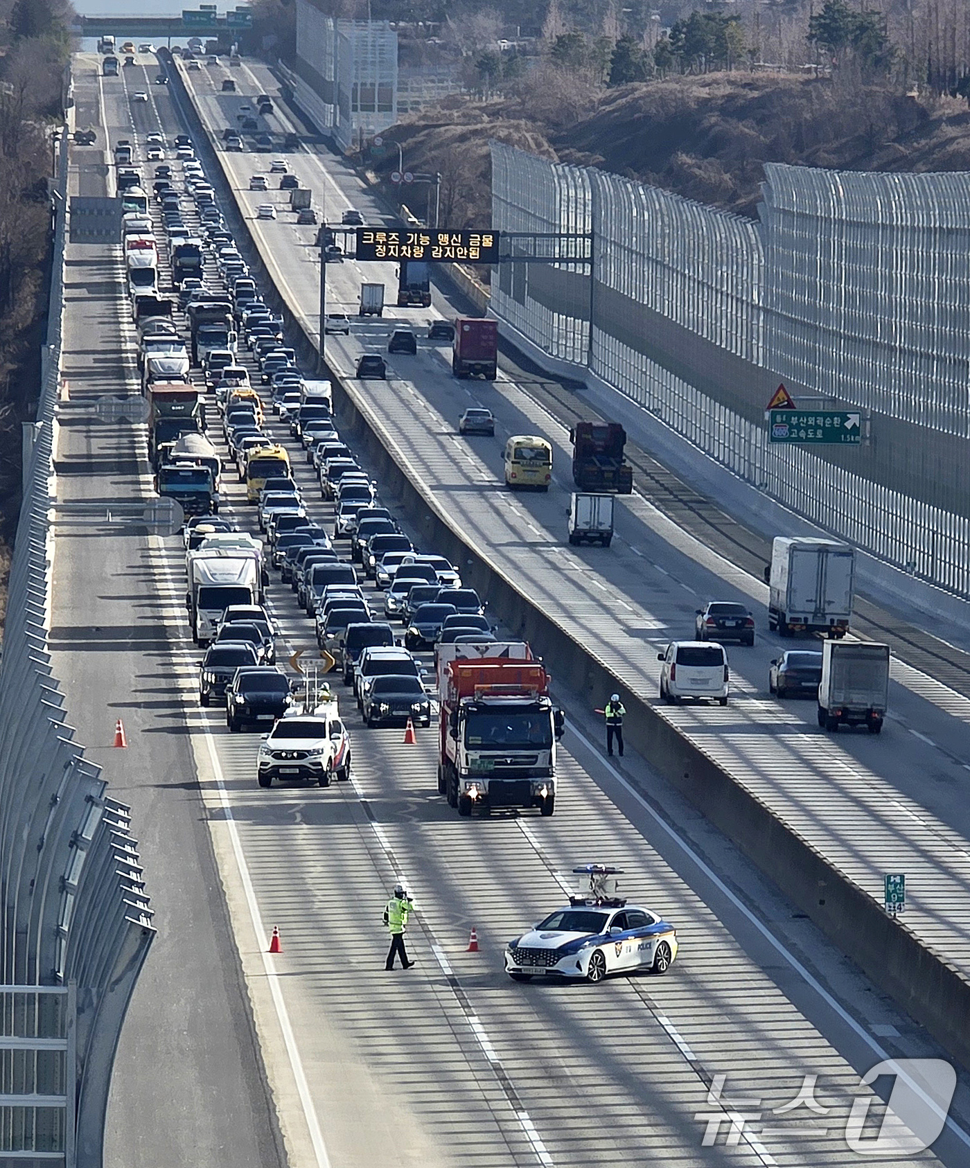 (양산=뉴스1) 윤일지 기자 = 부산경찰청 고속도로순찰대가 16일 경남 양산시 동면 경부고속도로 양산휴게소 인근에서 유관기관과 합동으로 2차 교통사고 예방을 위해 실제 교통사고 상 …